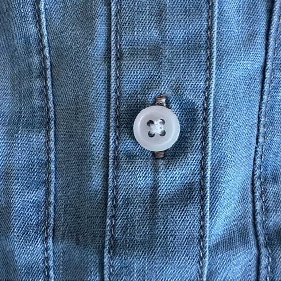 NWT Veronica Beard Light Blue Denim Laura Top. Size 6. - Picture 4 of 11